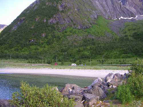 Onze caravan achter het - witte - strand